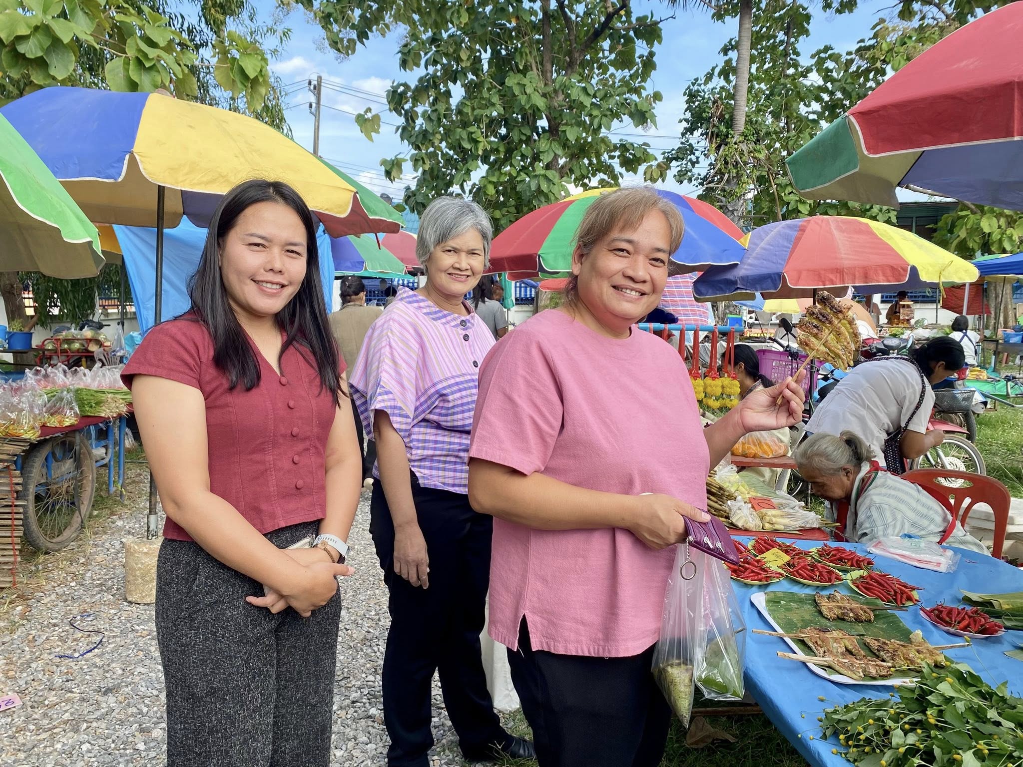 สพอ.คอนสาร : เยี่ยม ชิม ช็อป ตลาดประชารัฐ