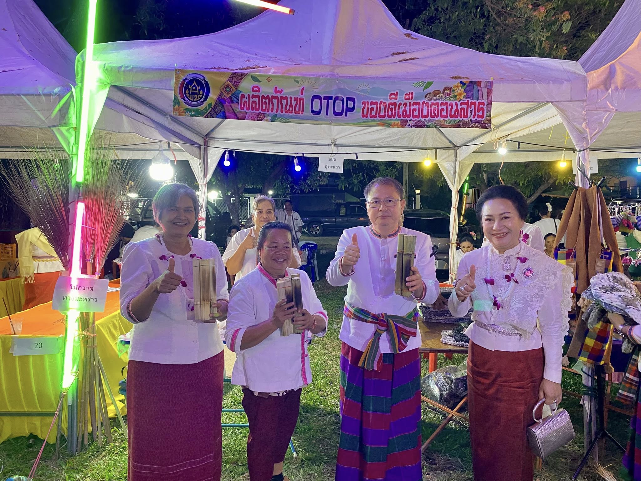 สพอ.คอนสาร : เยี่ยมชมบูธจัดแสดงและจำหน่ายสินค้า OTOP งานบุญเดือนสี่ประเพณีไทคอนสาร ประจำปี 2569