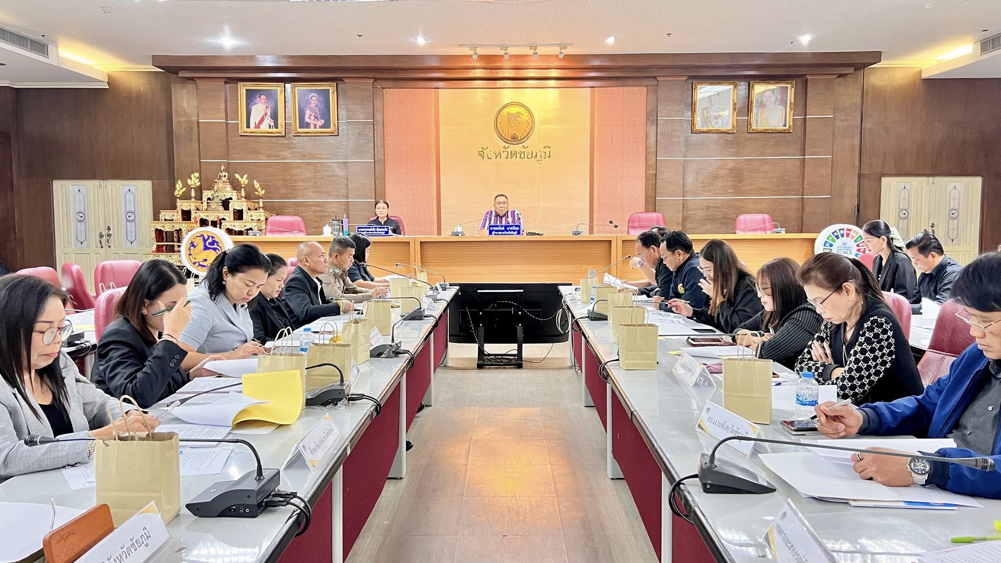 สพอ.คอนสาร : ร่วมประชุมคณะกรรมการบริหารศูนย์อำนวยการขจัดความยากจนและพัฒนาคนทุกช่วงวัยอย่างยั่งยืน ตามหลักปรัชญาของเศรษฐกิจพอเพียงจังหวัดชัยภูมิ (ศจพ.จ.ชัยภูมิ) วิเคราะห์ข้อมูล TPMAP แก้จนตรงจุด