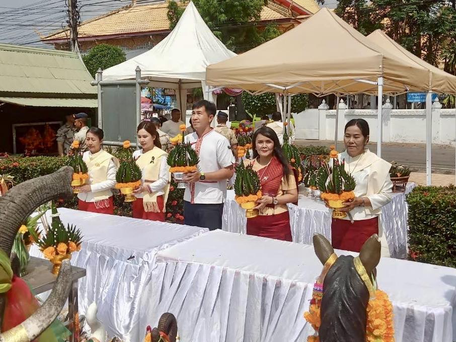 สพอ.คอนสาร : ร่วมถวายเครื่องบูชาพระประธาน 700 ปี และพิธีถวายเครื่องสักการะอนุสาวรีย์หลวงพิชิตสงคราม (ปู่หมื่นอร่ามกำแหง)