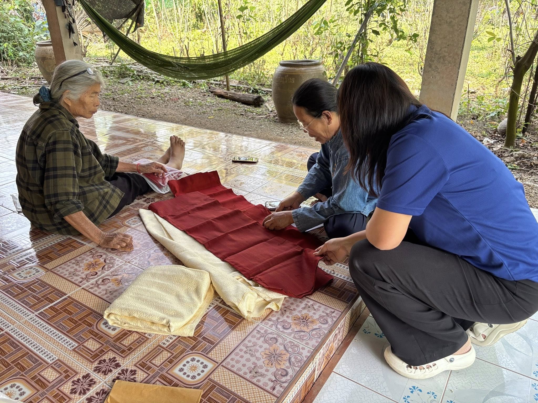 สพอ.คอนสาร : เยี่ยมผู้ประกอบการ OTOP กลุ่มปลูกหม่อนเลี้ยงไหมดงบัง