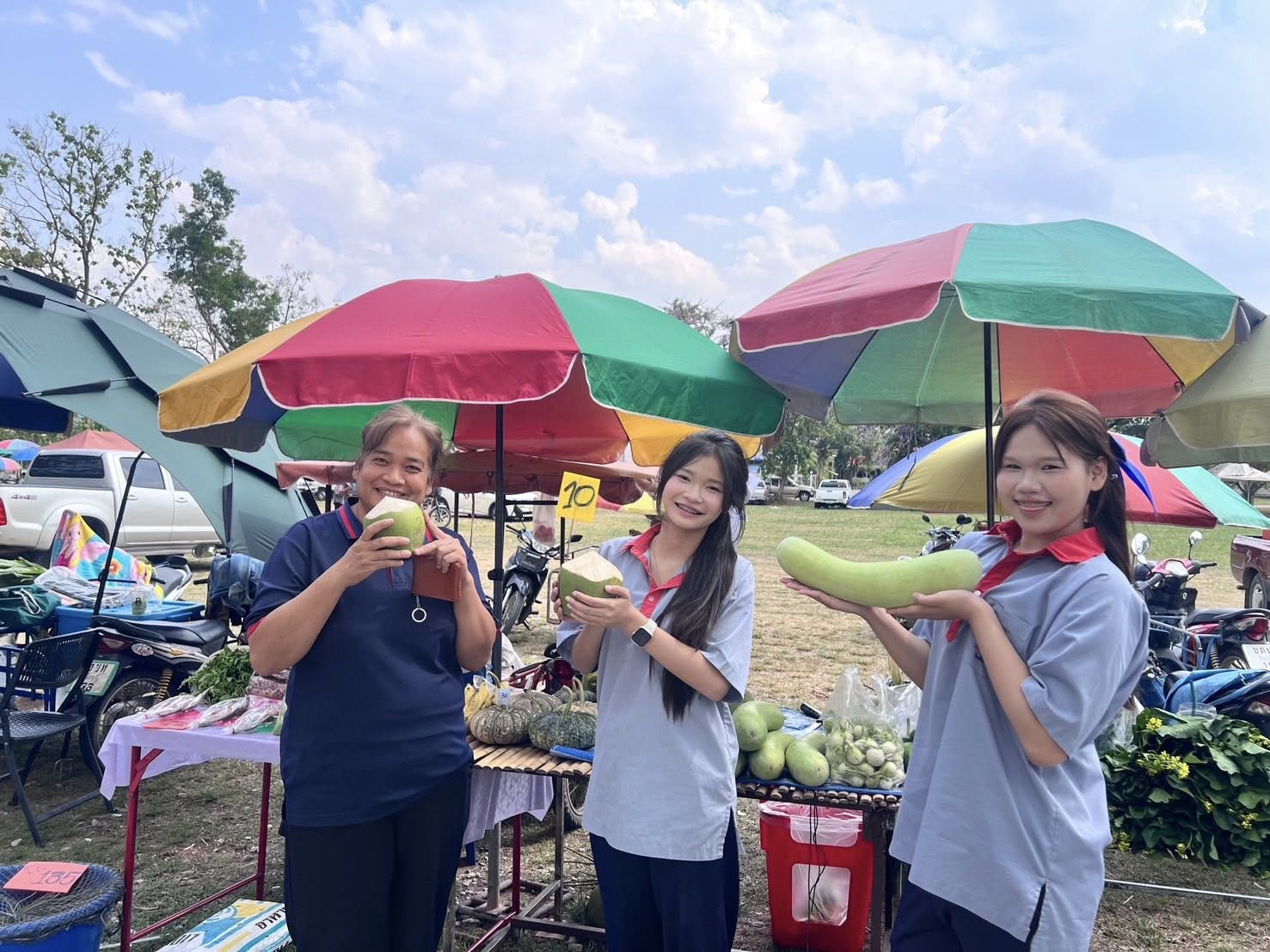 สพอ.คอนสาร : เยี่ยม ชิม ช็อป ตลาดประชารัฐคนไทยยิ้มได้