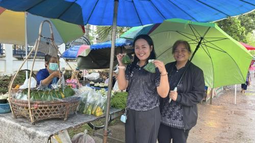 สพอ.คอนสาร: สะออนคอนสาร เมืองแห่งความสุข  > ลงพื้นที่เยี่ยมชม สนับสนุน และให้กำลังใจผู้ประกอบการที่จำหน่ายสินค้าในตลาดพลังประชารัฐ “คนไทยยิ้มได้”